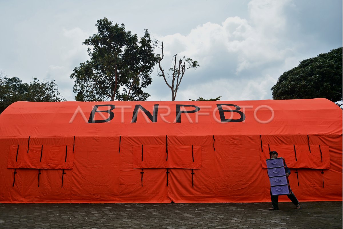 PENGUNGSI BENCANA TANAH LONGSOR ANTARA Foto