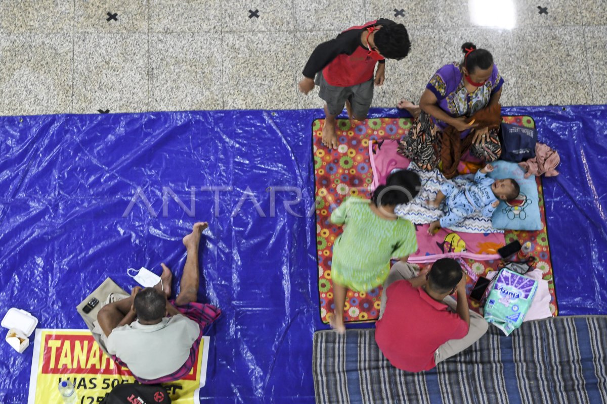 PENGUNGSI BANJIR CIPINANG MELAYU ANTARA Foto