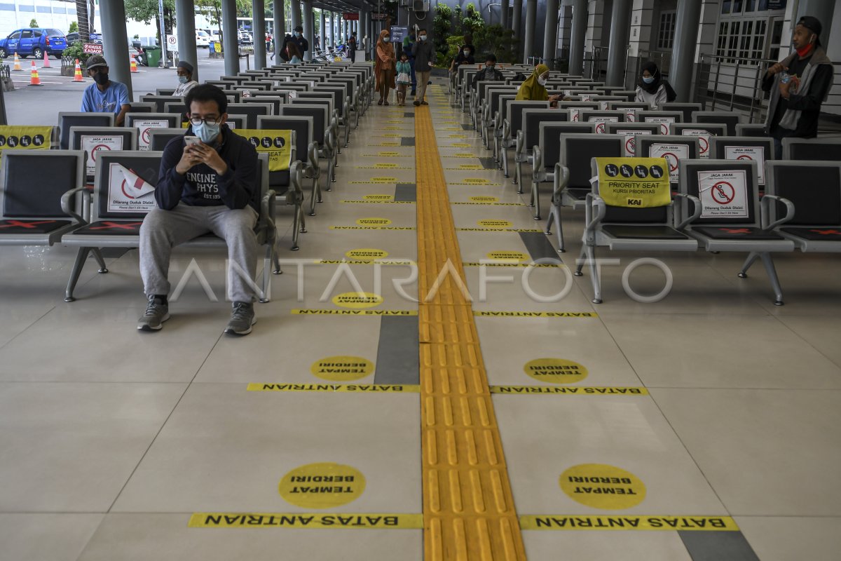 Pembatalan Perjalanan Kereta Api Akibat Banjir Antara Foto