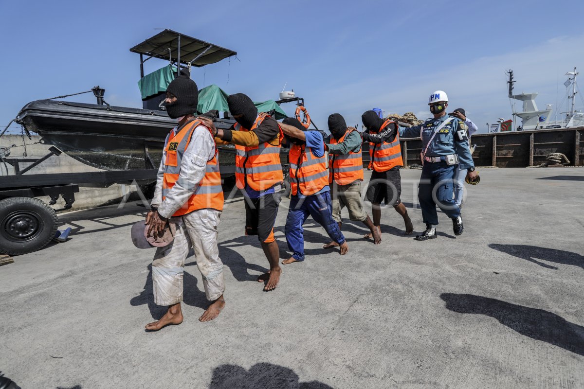 Penangkapan Perompak Kapal Di Perairan Selat Singapura Antara Foto