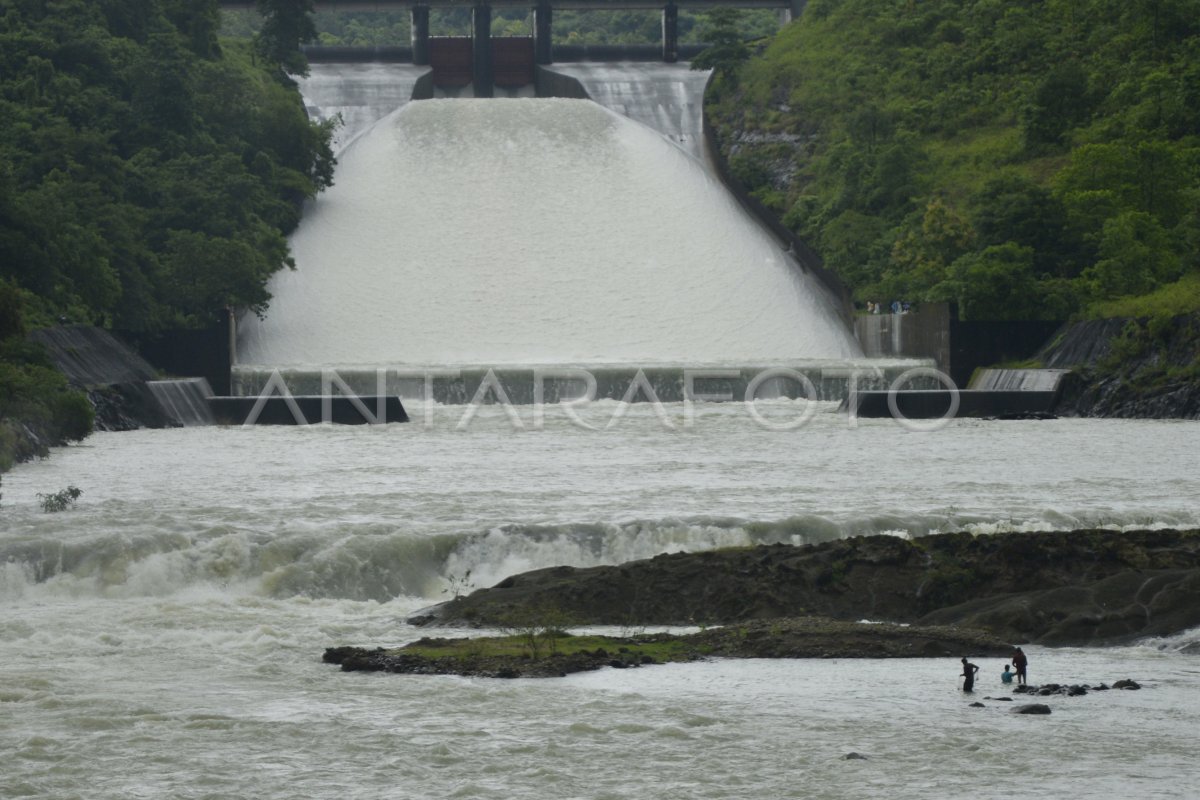 VOLUME KETINGGIAN AIR BENDUNGAN BILI BILI GOWA ANTARA Foto