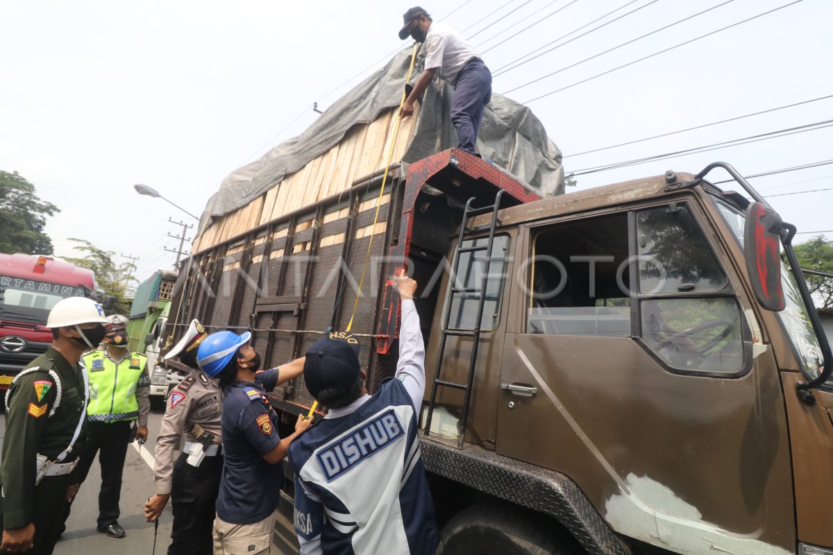 Razia Dimensi Angkutan Barang Antara Foto