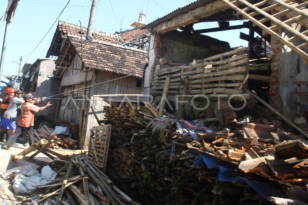 MEROBOHKAN RUMAH KORBAN GEMPA ANTARA Foto