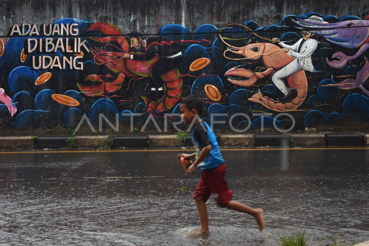 Mural Kritik Korupsi Bansos Dan Ekspor Benih Lobster Antara Foto