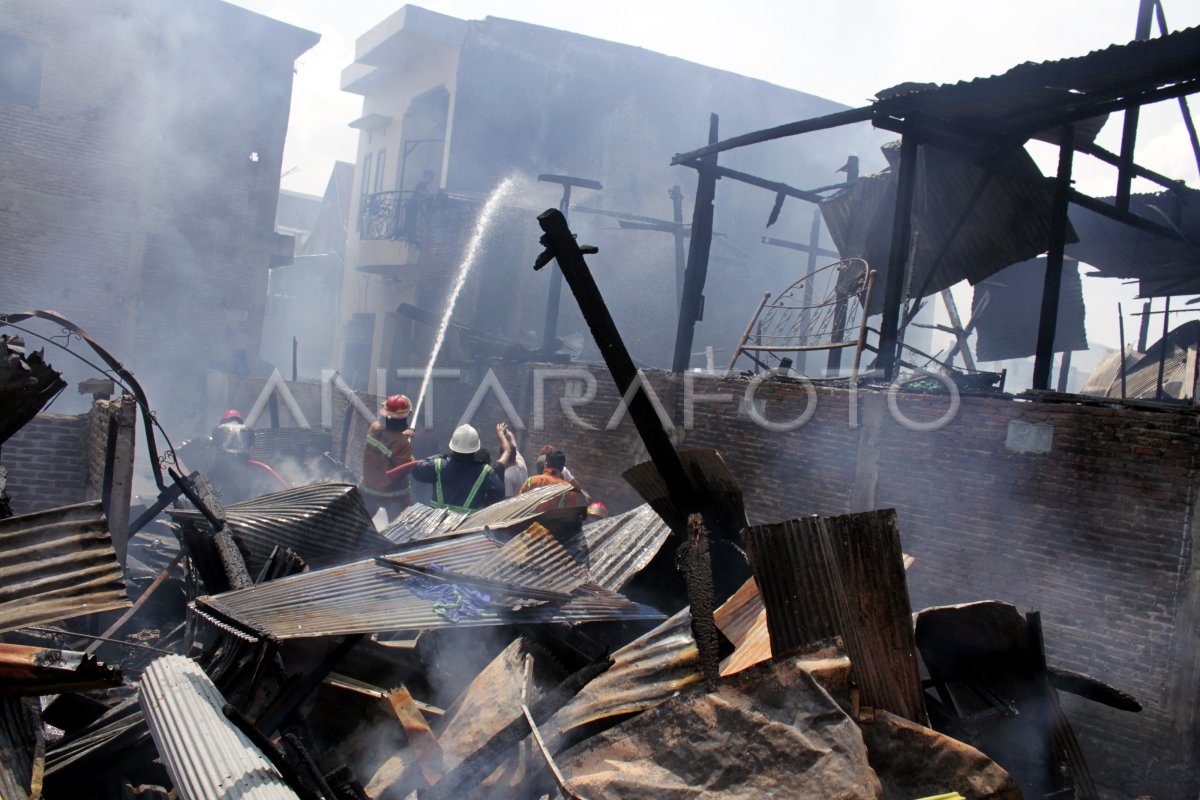 KEBAKARAN PERMUKIMAN PADAT PENDUDUK DI MAKASSAR ANTARA Foto