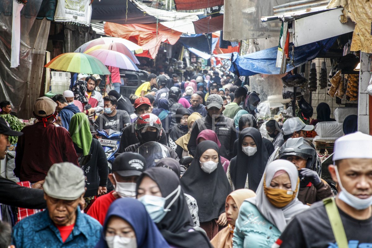 Kepadatan Pasar Tradisional Jelang Idul Fitri Antara Foto