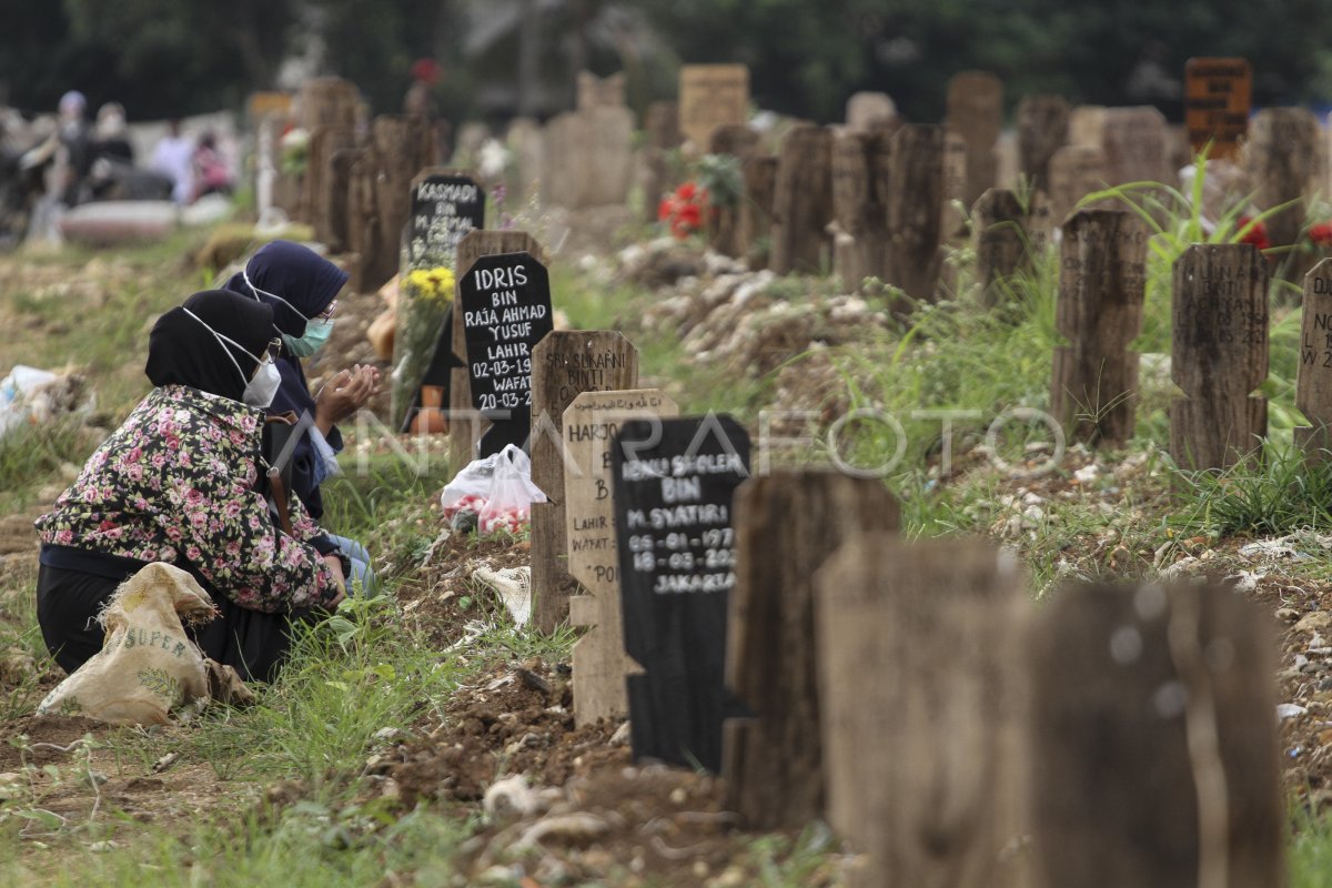 ZIARAH KUBUR DI PEMAKAMAN COVID 19 ANTARA Foto