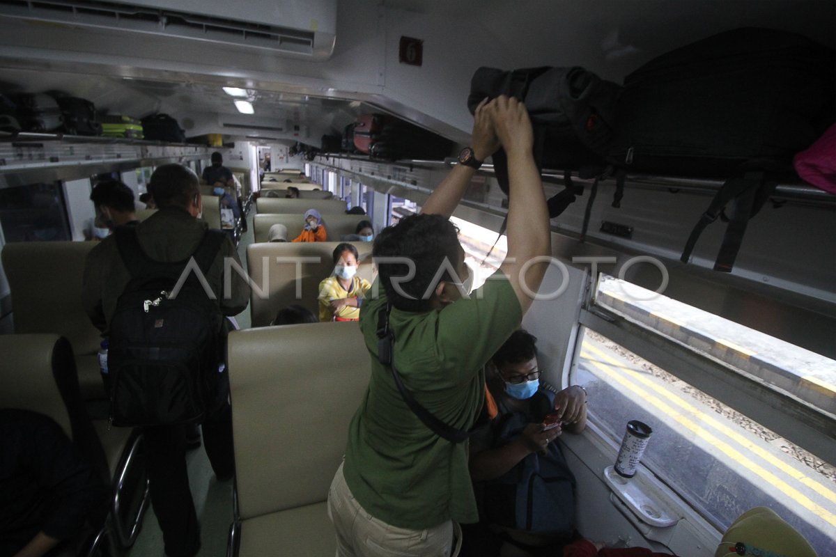 Jumlah Penumpang Kereta Api Meningkat Antara Foto