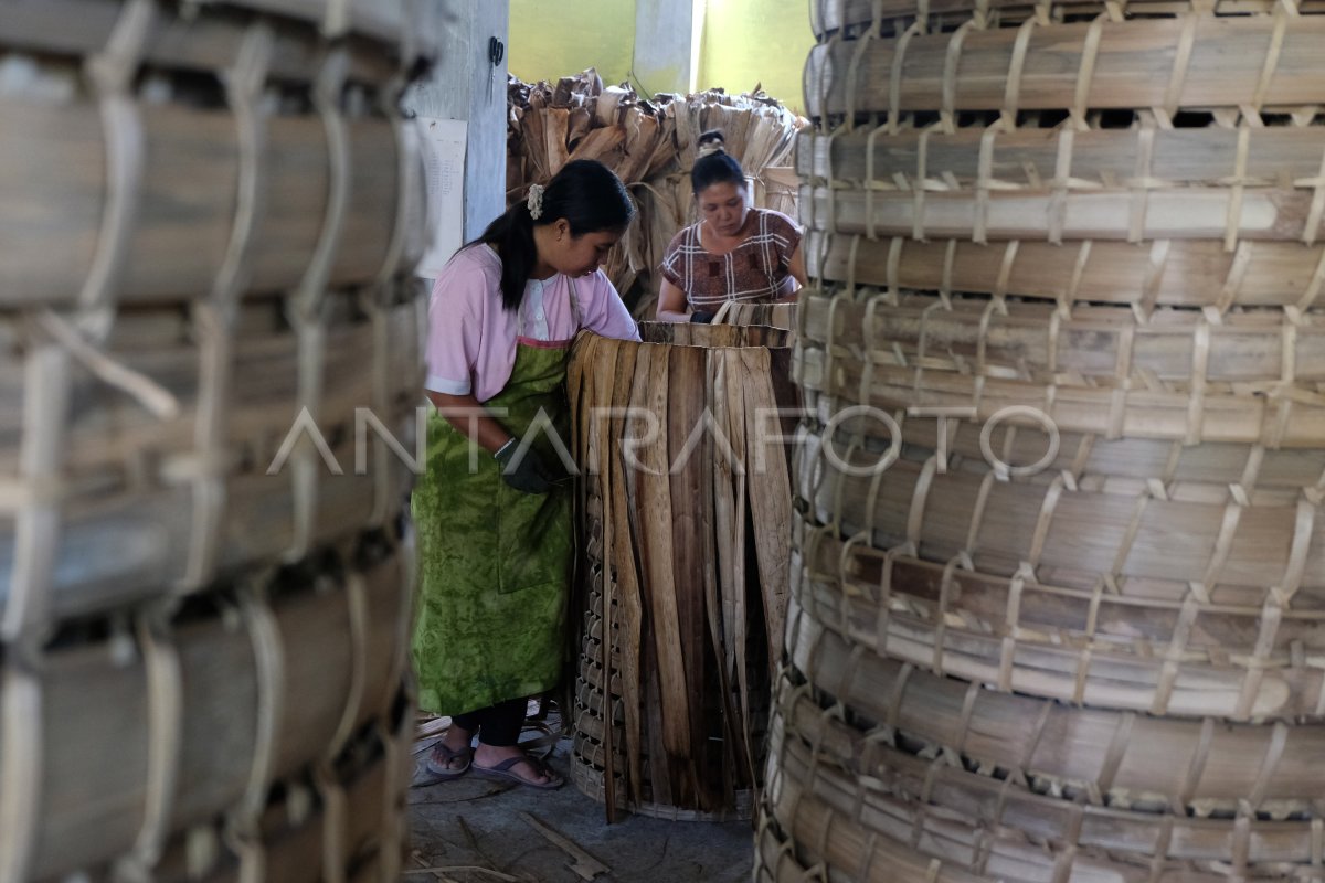 Pembuatan Keranjang Tembakau Antara Foto