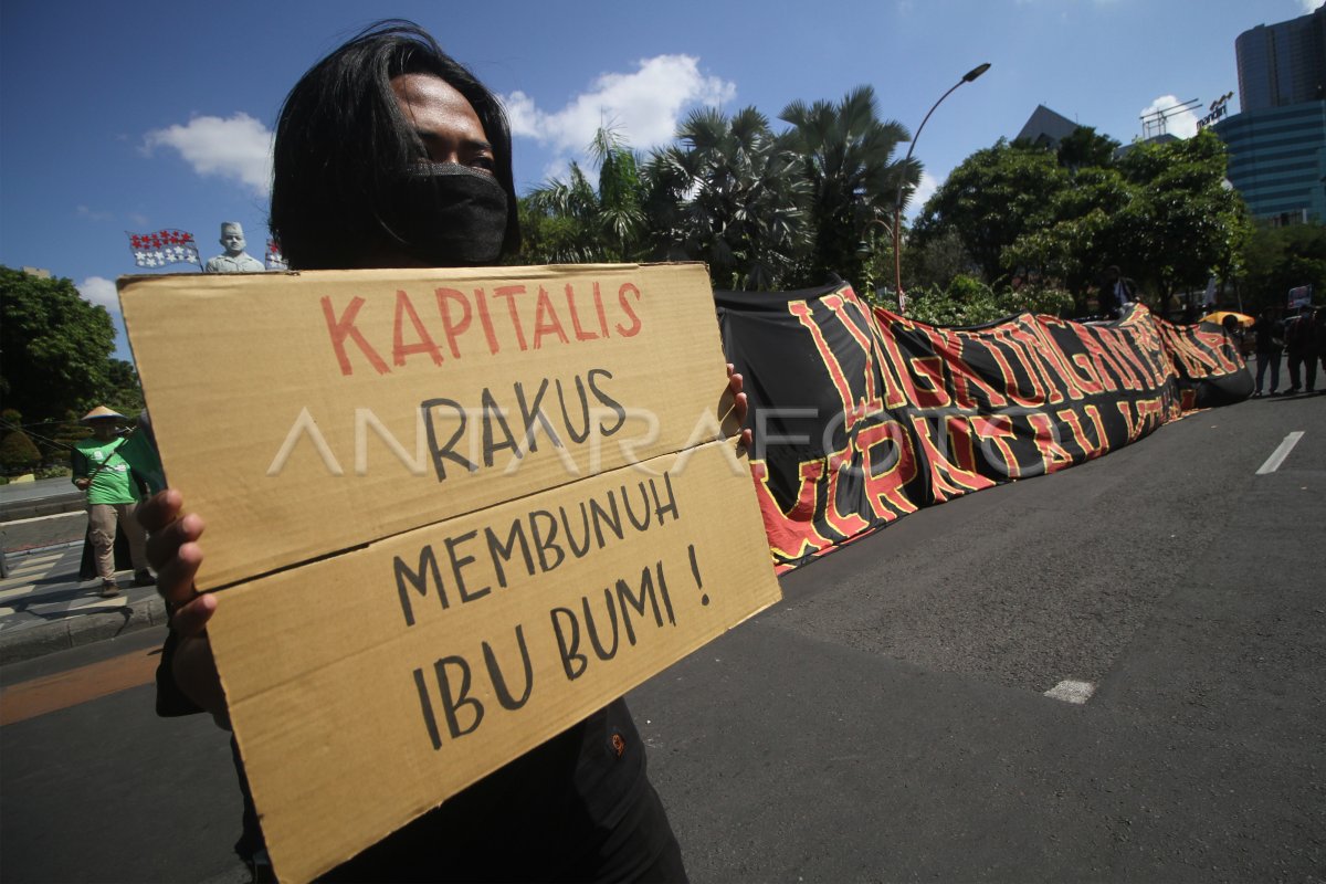 AKSI SELAMATKAN LINGKUNGAN ANTARA Foto