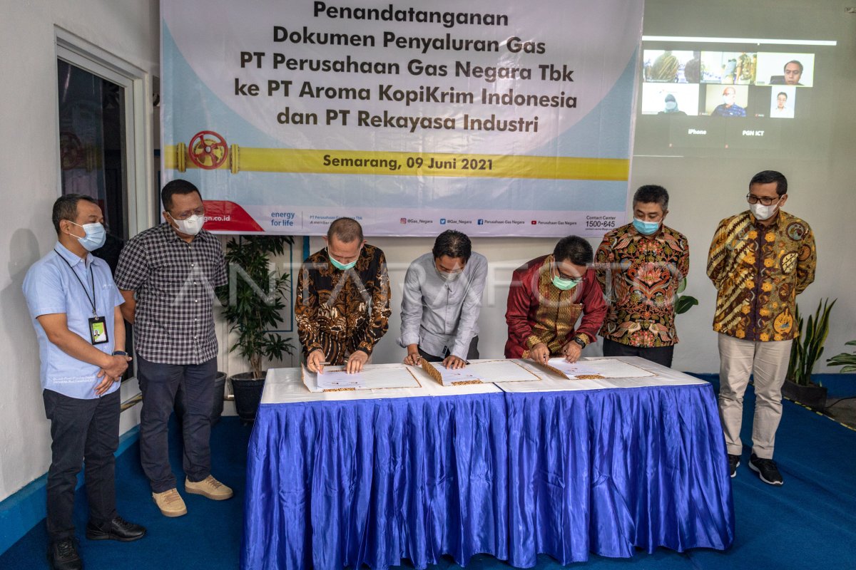 Penandatanganan Dokumen Penyaluran Gas Pt Pgn Di Semarang Antara Foto