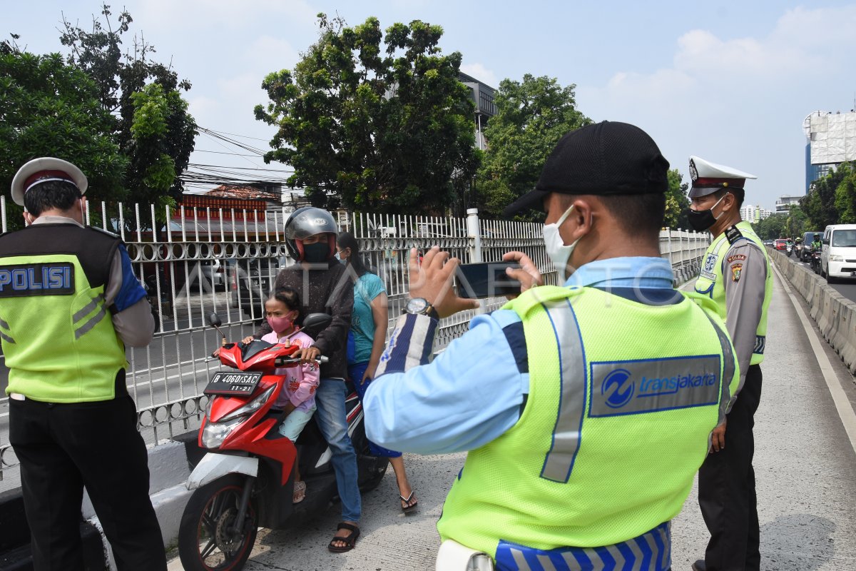 Antisipasi Pelanggaran Di Jalur Transjakarta Antara Foto