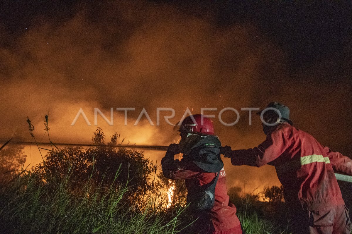 PEMADAMAN KEBAKARAN LAHAN DI OGAN ILIR ANTARA Foto