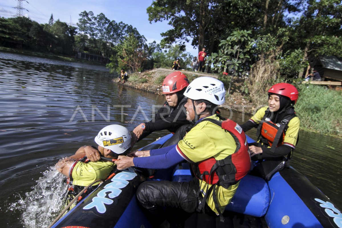 PELATIHAN PERTOLONGAN DI DALAM AIR ANTARA Foto