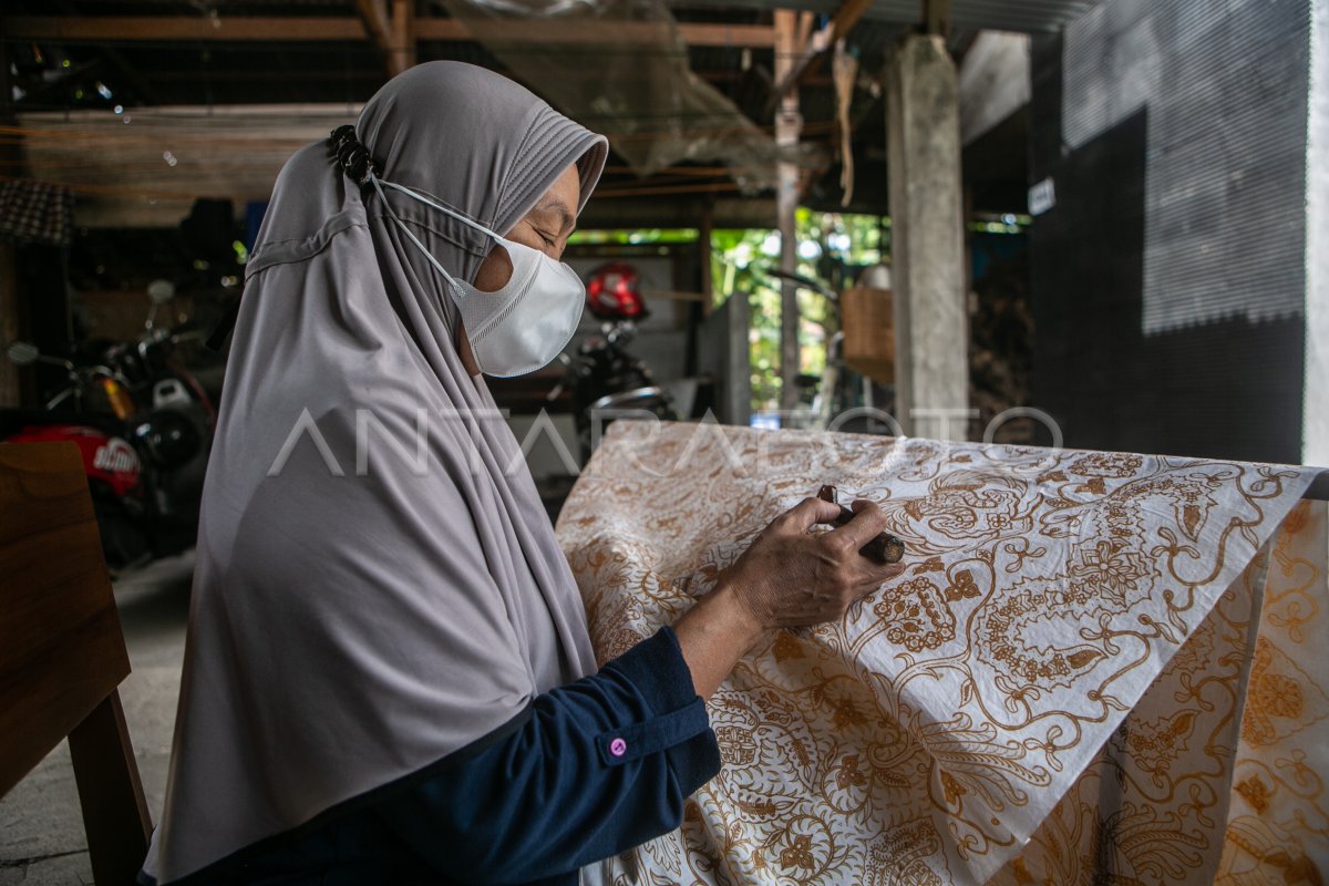 Perajin Batik Manfaatkan Pemasaran Daring Antara Foto