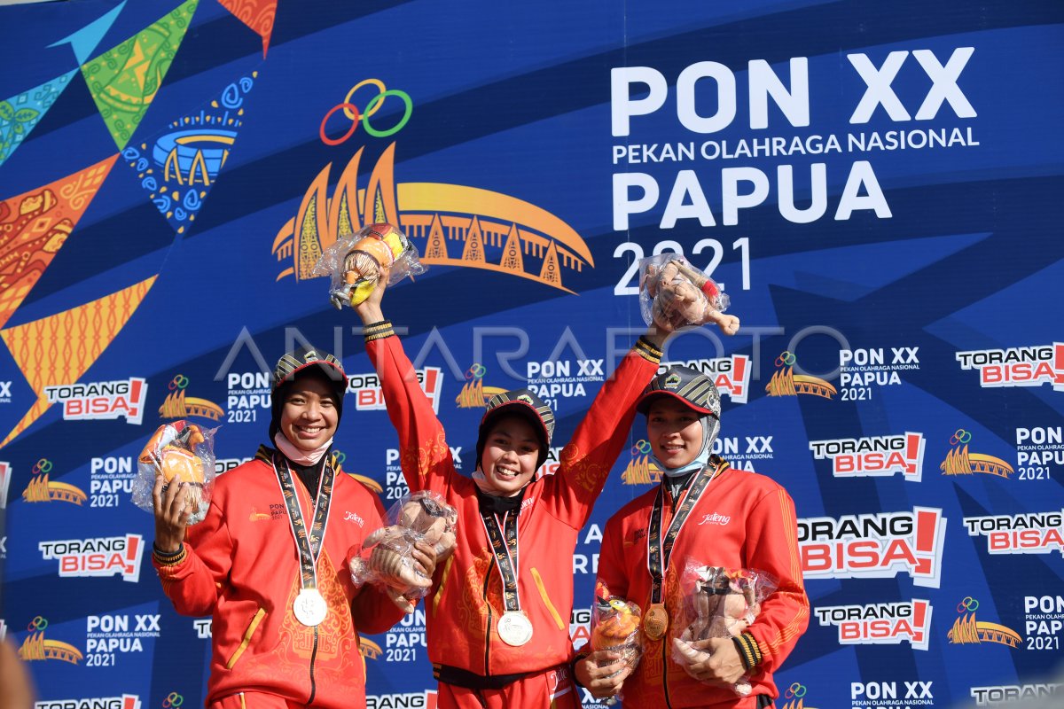 Medali Emas Panjat Tebing Speed Relay Putri Pon Papua Antara Foto