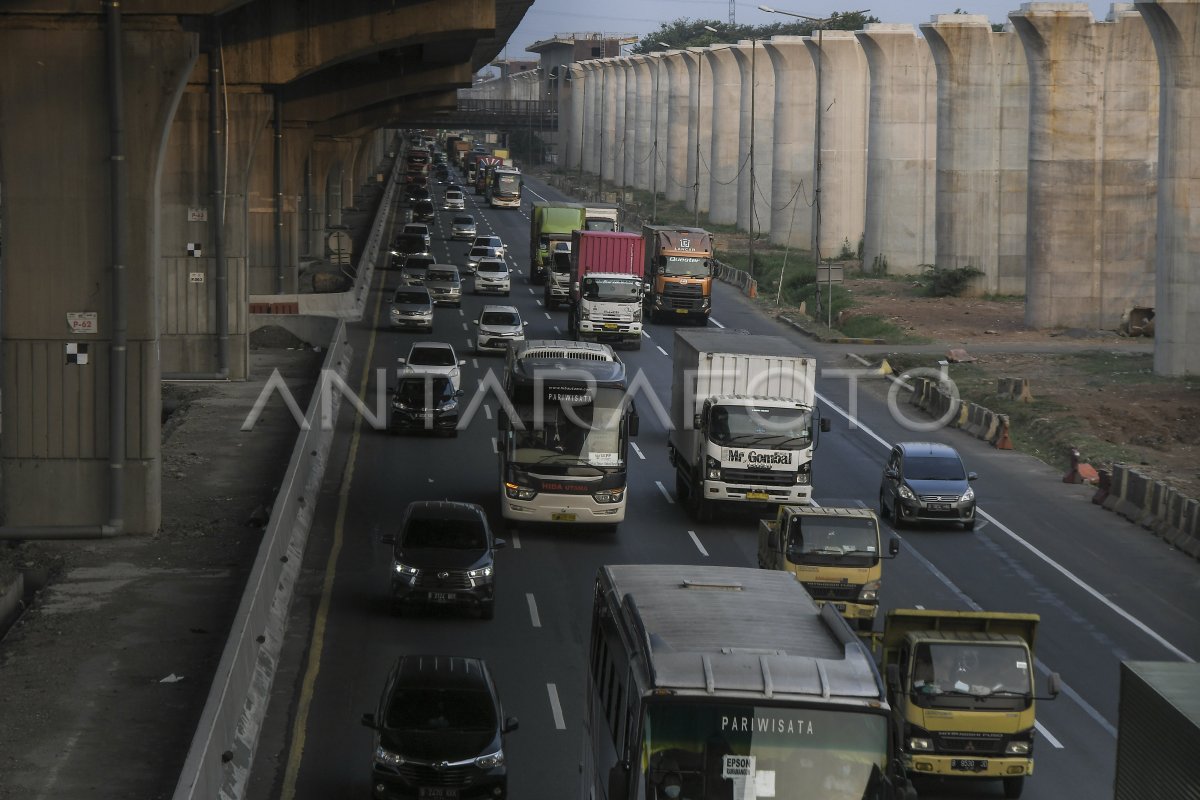 Peningkatan Volume Lalu Lintas Jalan Tol Antara Foto