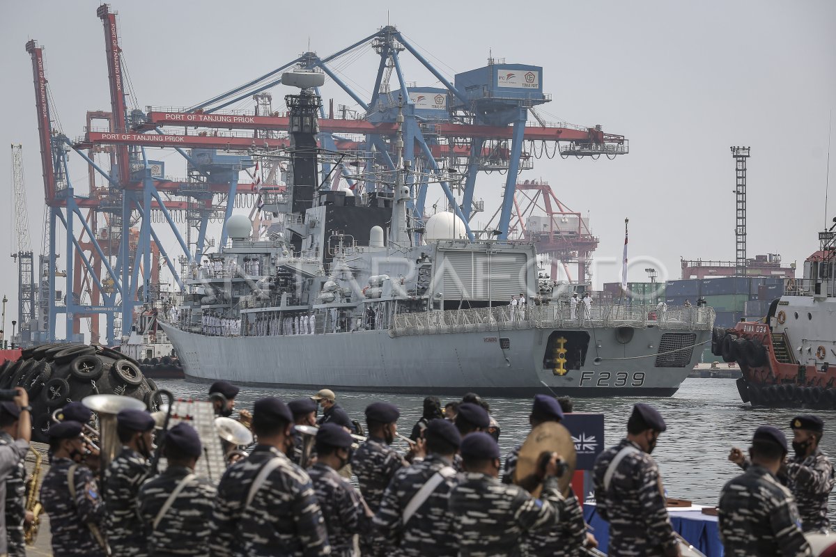 Kunjungan Kapal Perang Inggris Hms Richmond Antara Foto