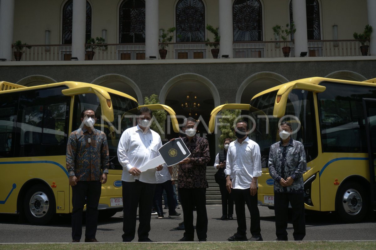 BANTUAN BUS LISTRIK UNTUK UGM ANTARA Foto