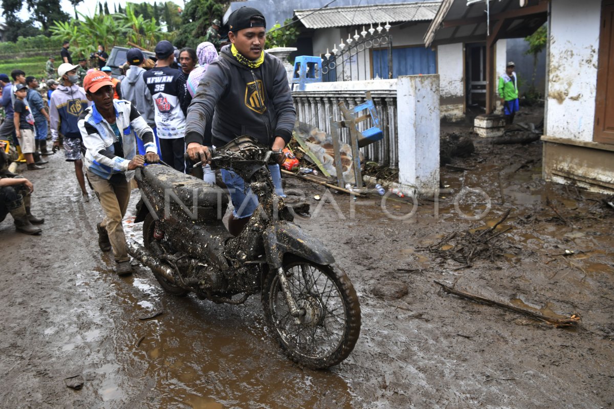 Pencarian Korban Banjir Bandang Di Batu Antara Foto