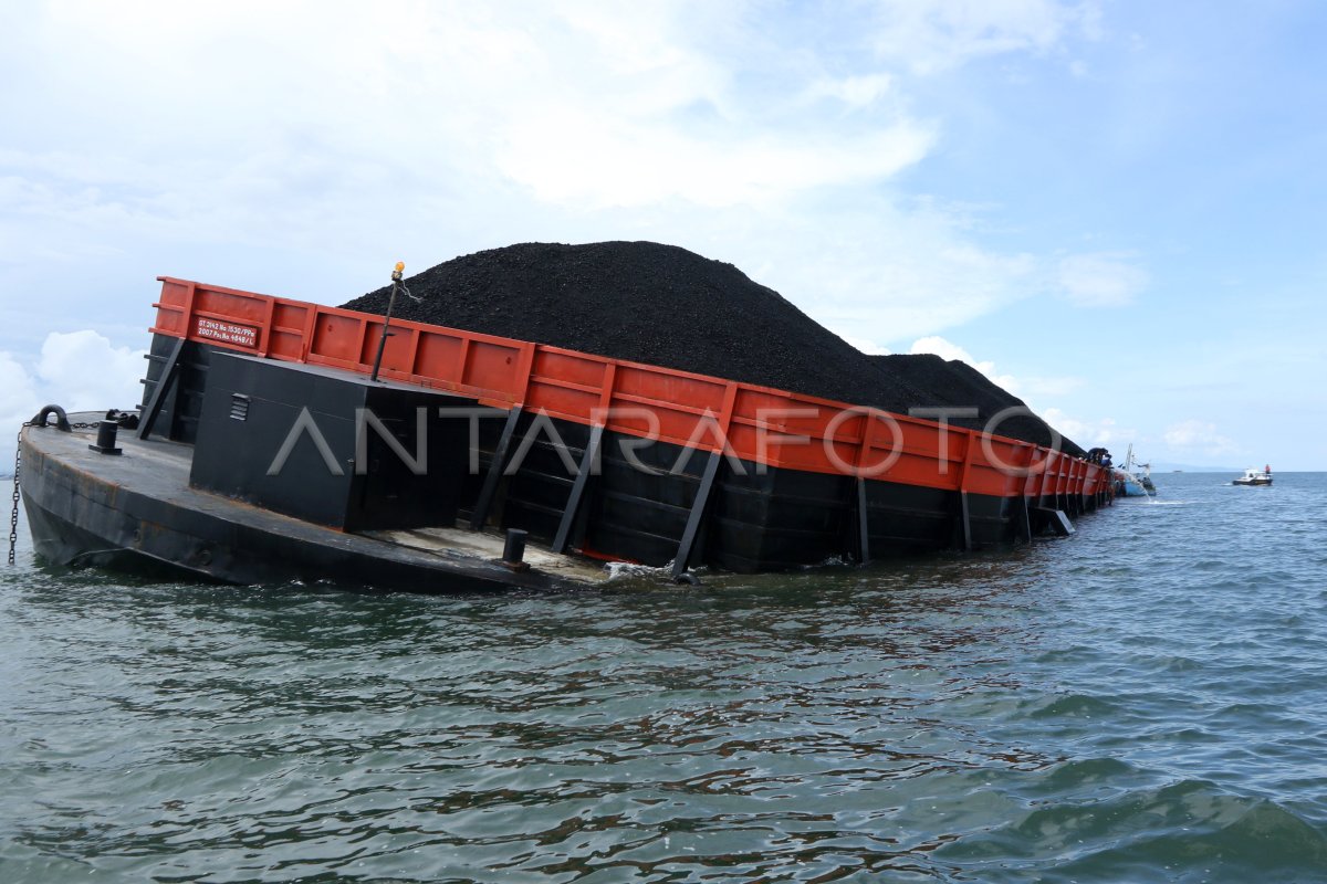 KEBOCORAN KAPAL TONGKANG PENGANGKUT BATU BARA ANTARA Foto