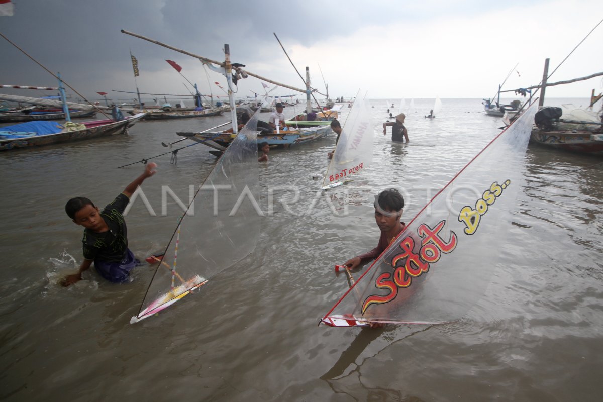 Lomba Balap Perahu Layar Mini Antara Foto