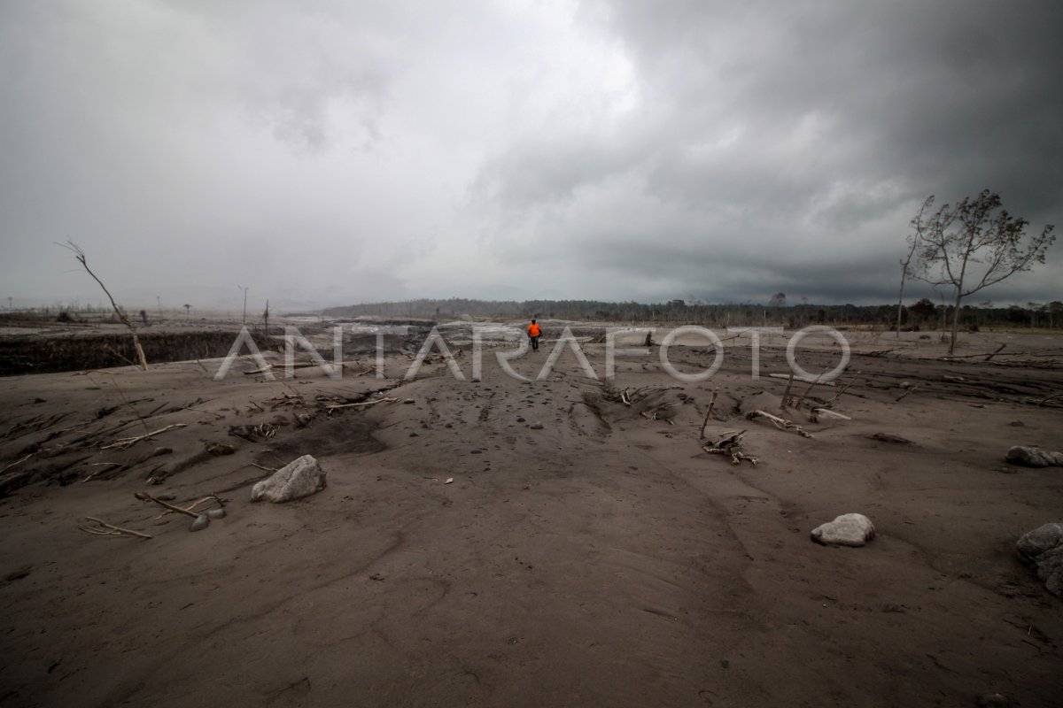 Jalur Guguran Awan Panas Gunung Semeru Antara Foto