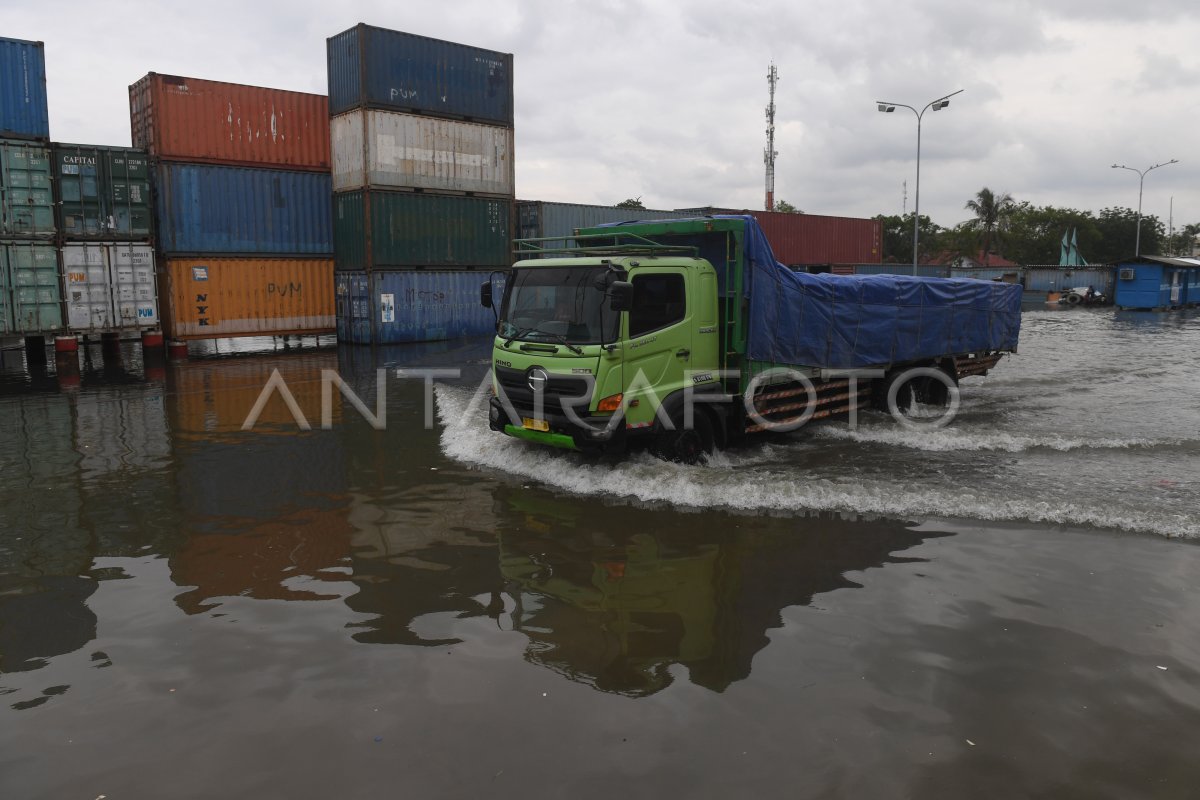 PELABUHAN SUNDA KELAPA TERENDAM BANJIR ROB ANTARA Foto