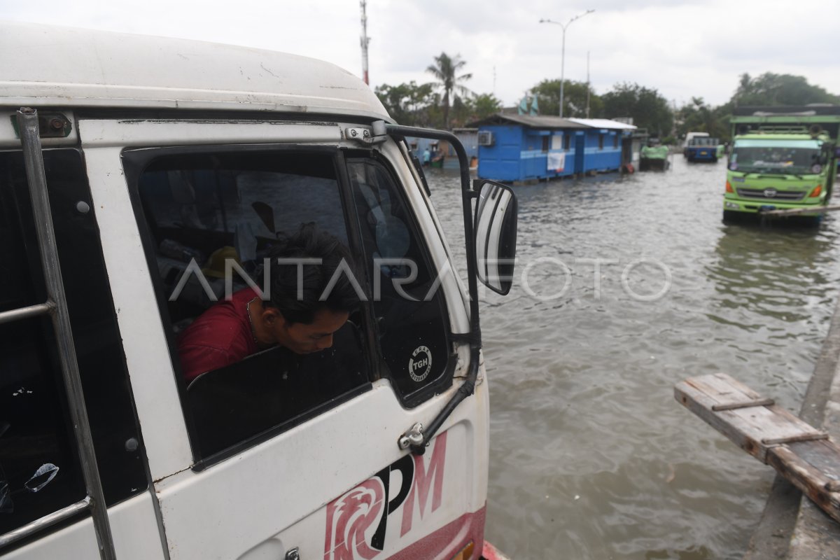 Pelabuhan Sunda Kelapa Terendam Banjir Rob Antara Foto