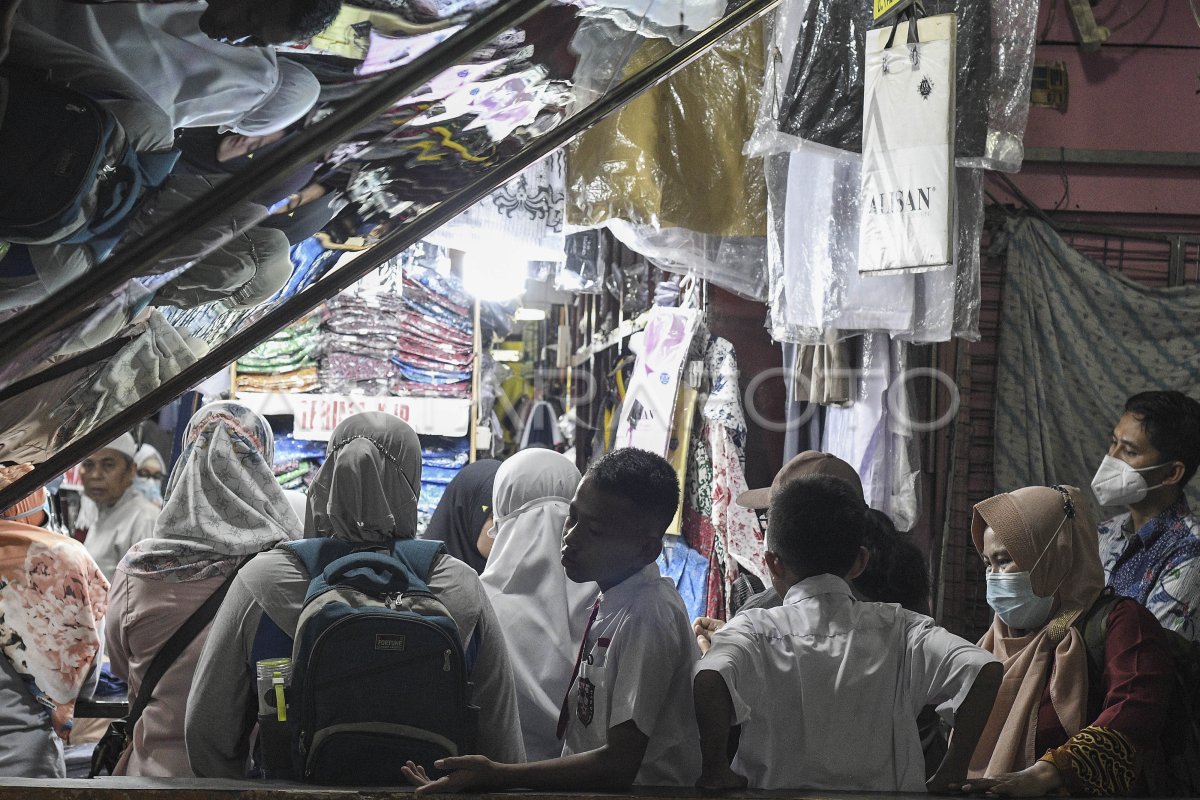 Penjualan Seragam Sekolah Meningkat Antara Foto