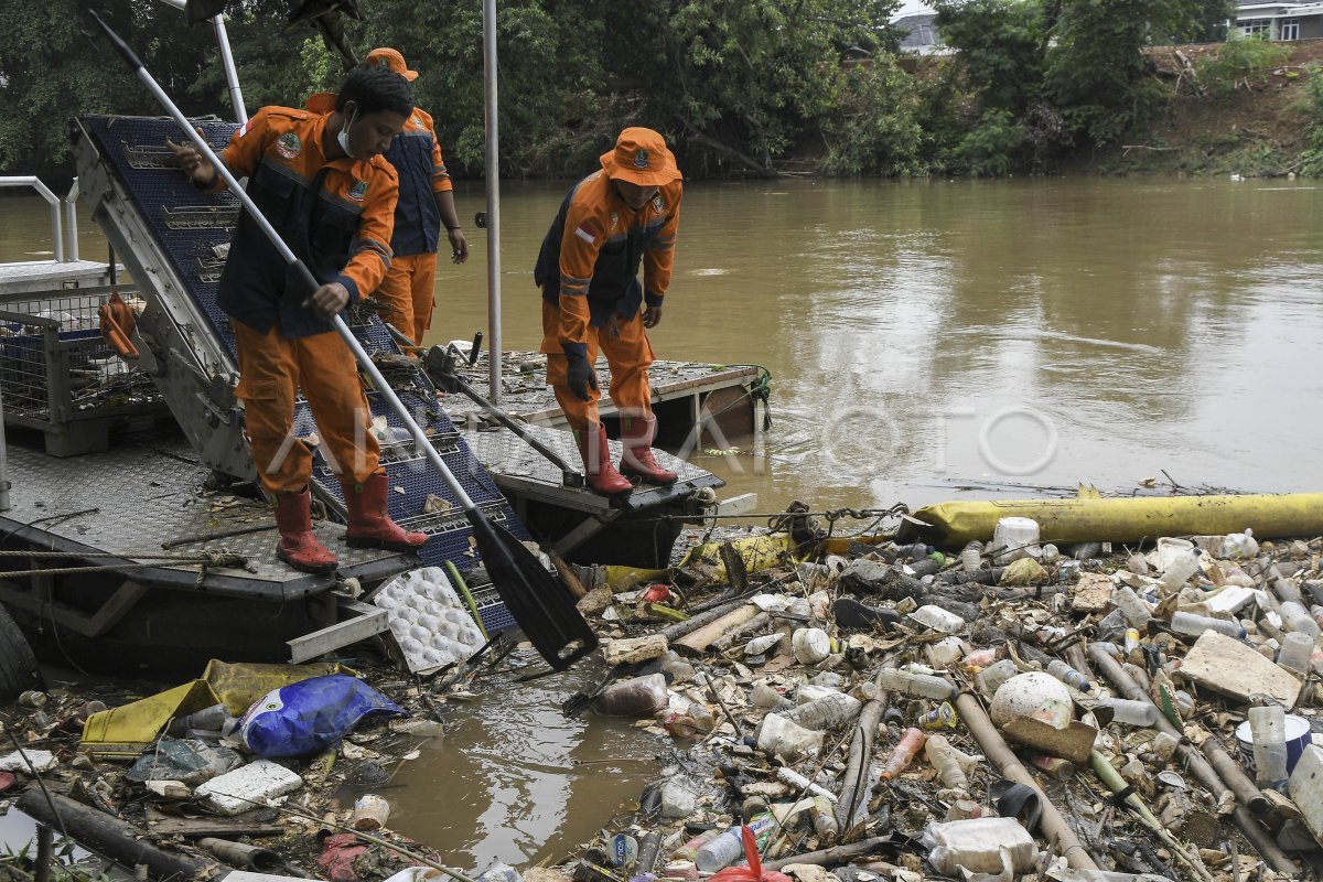 SAMPAH KALI BEKASI ANTARA Foto