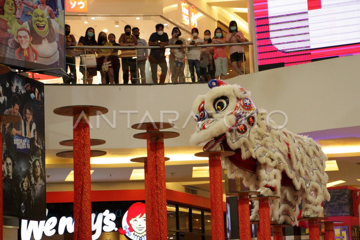 Atraksi Barongsai Di Pusat Perbelanjaan Antara Foto