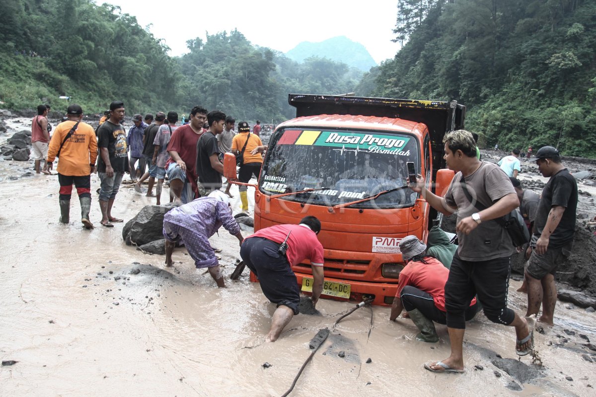 Truk Terjebak Banjir Lahar Gunung Merapi Antara Foto