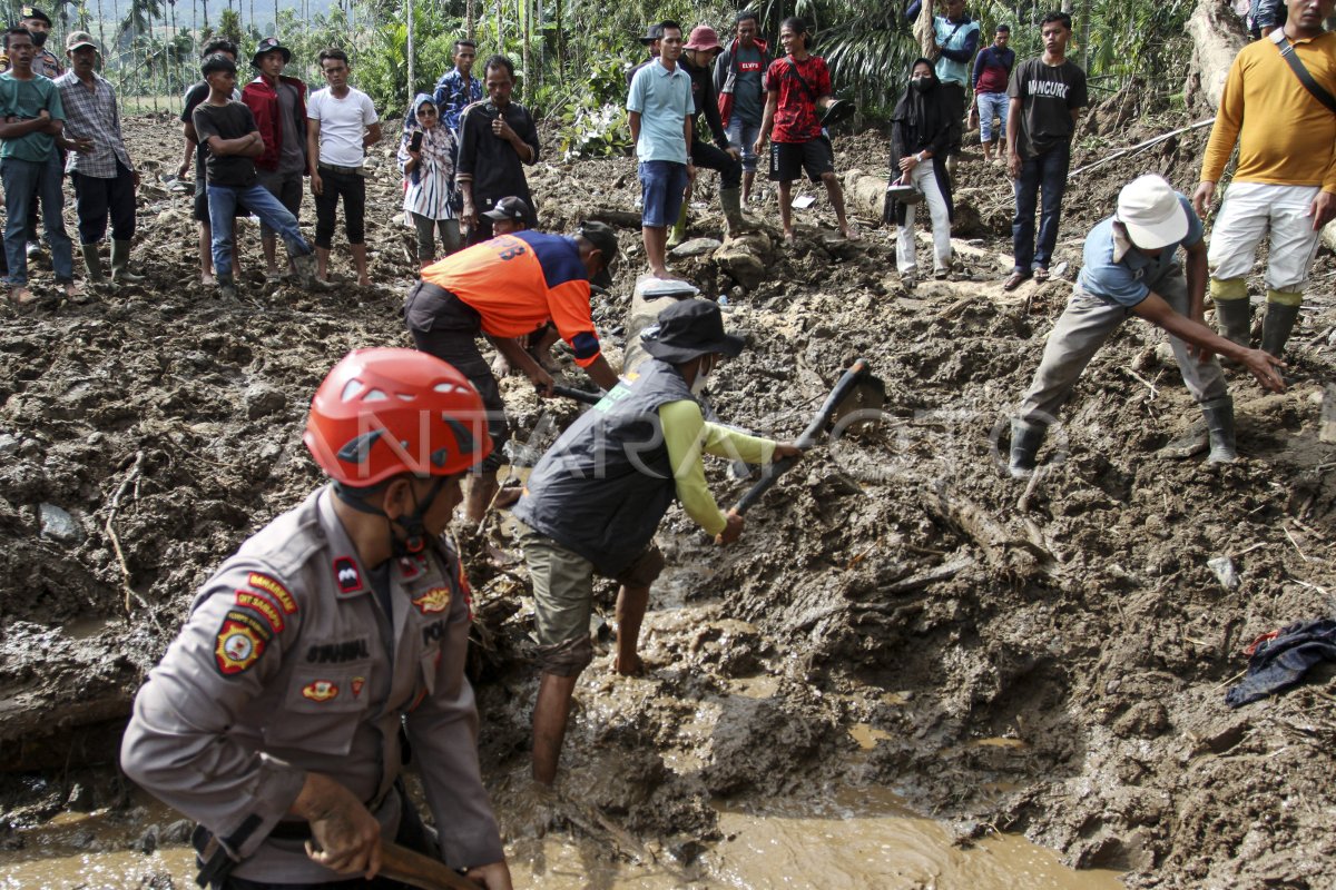 PENCARIAN KORBAN LONGSOR DI PASAMAN ANTARA Foto