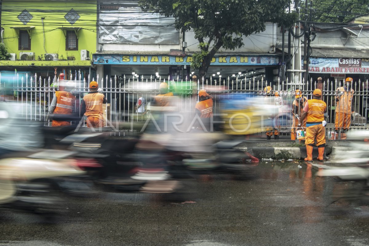 Perawatan Pagar Pembatas Jalan Antara Foto