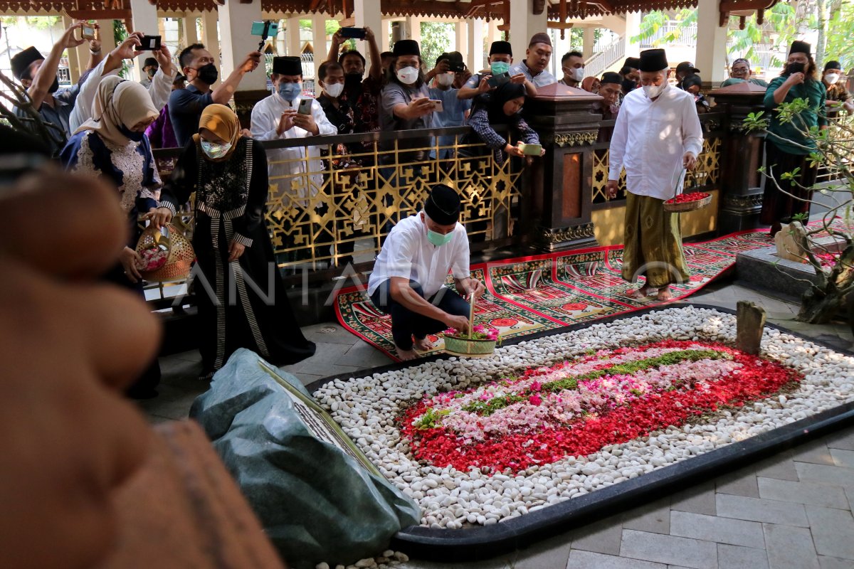 Ganjar Pranowo Ziarah Makam Tokoh Pendiri Nu Antara Foto