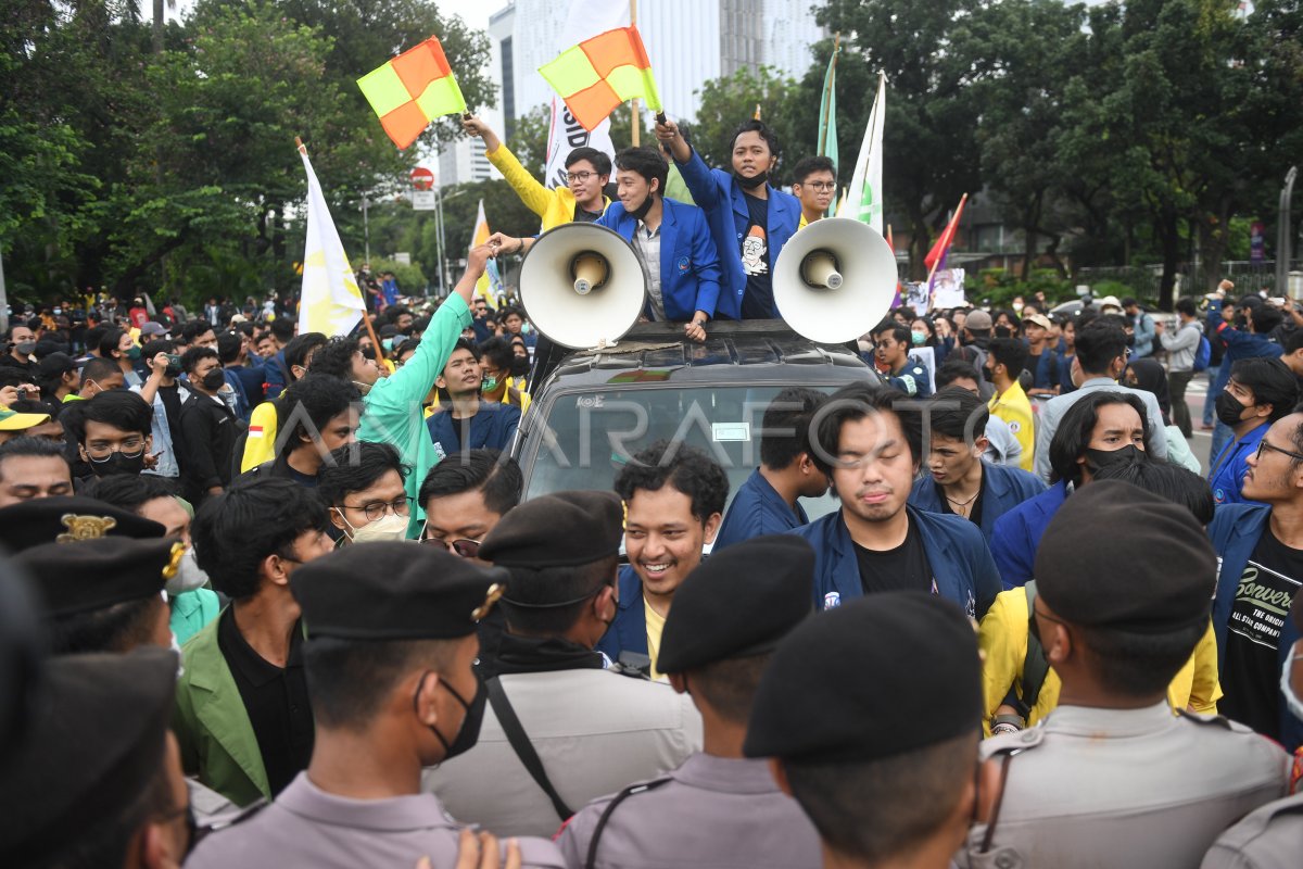 Aksi April Di Patung Kuda Antara Foto