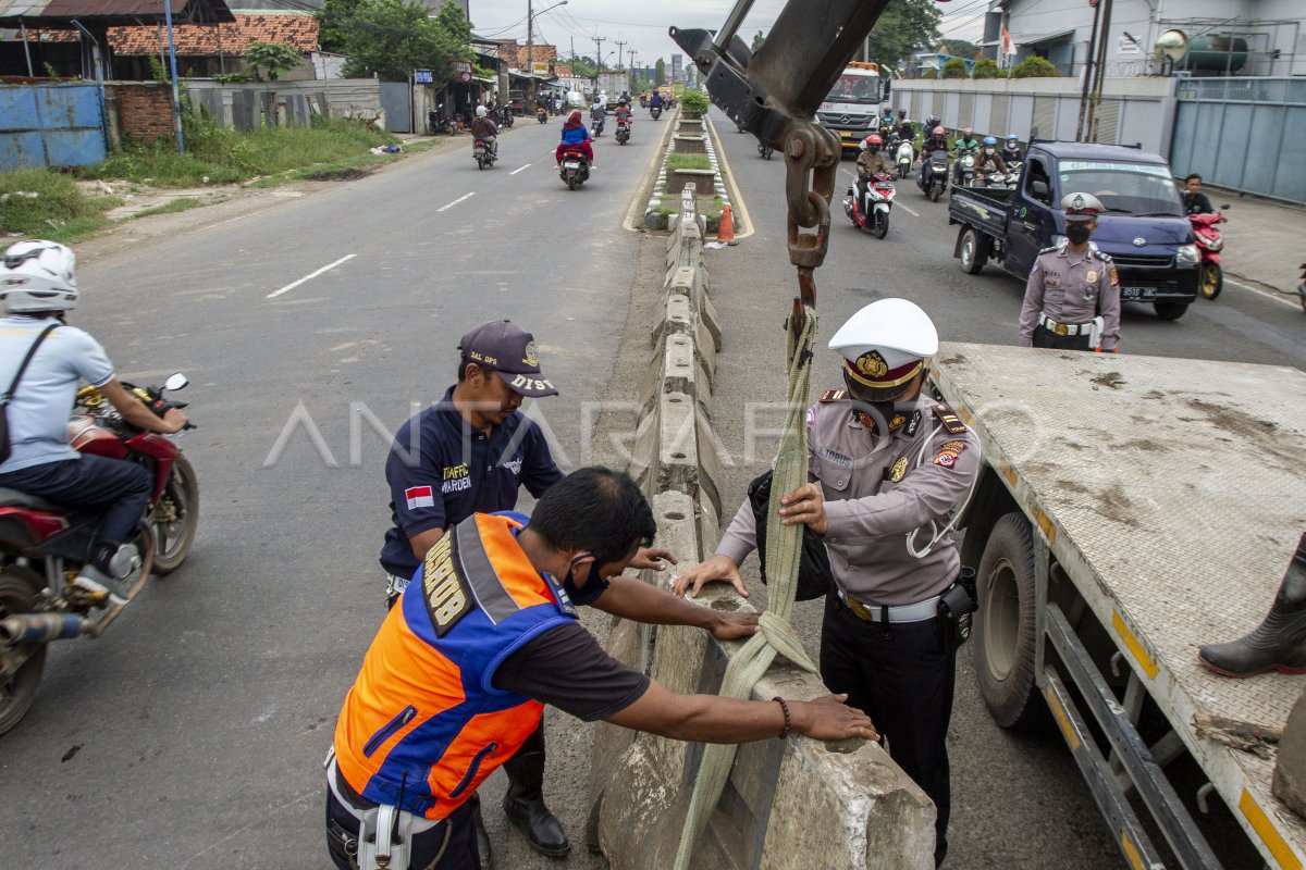 PENUTUPAN AKSES PUTAR ARAH JALUR PANTURA ANTARA Foto