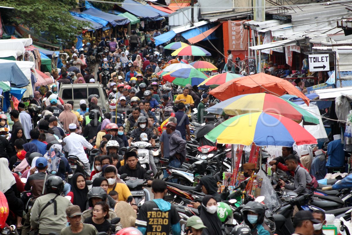 KEPADATAN DI PASAR TRADISIONAL JELANG LEBARAN ANTARA Foto