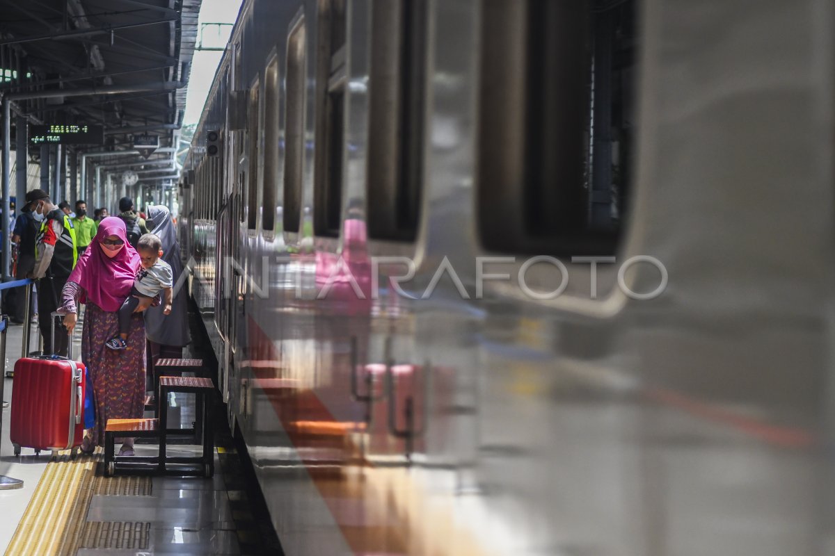 Arus Mudik Stasiun Pasar Senen H Antara Foto