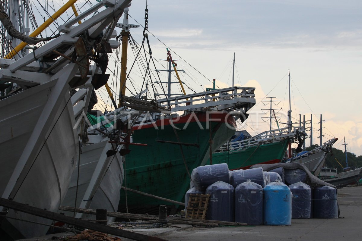 JELANG LEBARAN DI PELABUHAN KALIMAS SURABAYA ANTARA Foto