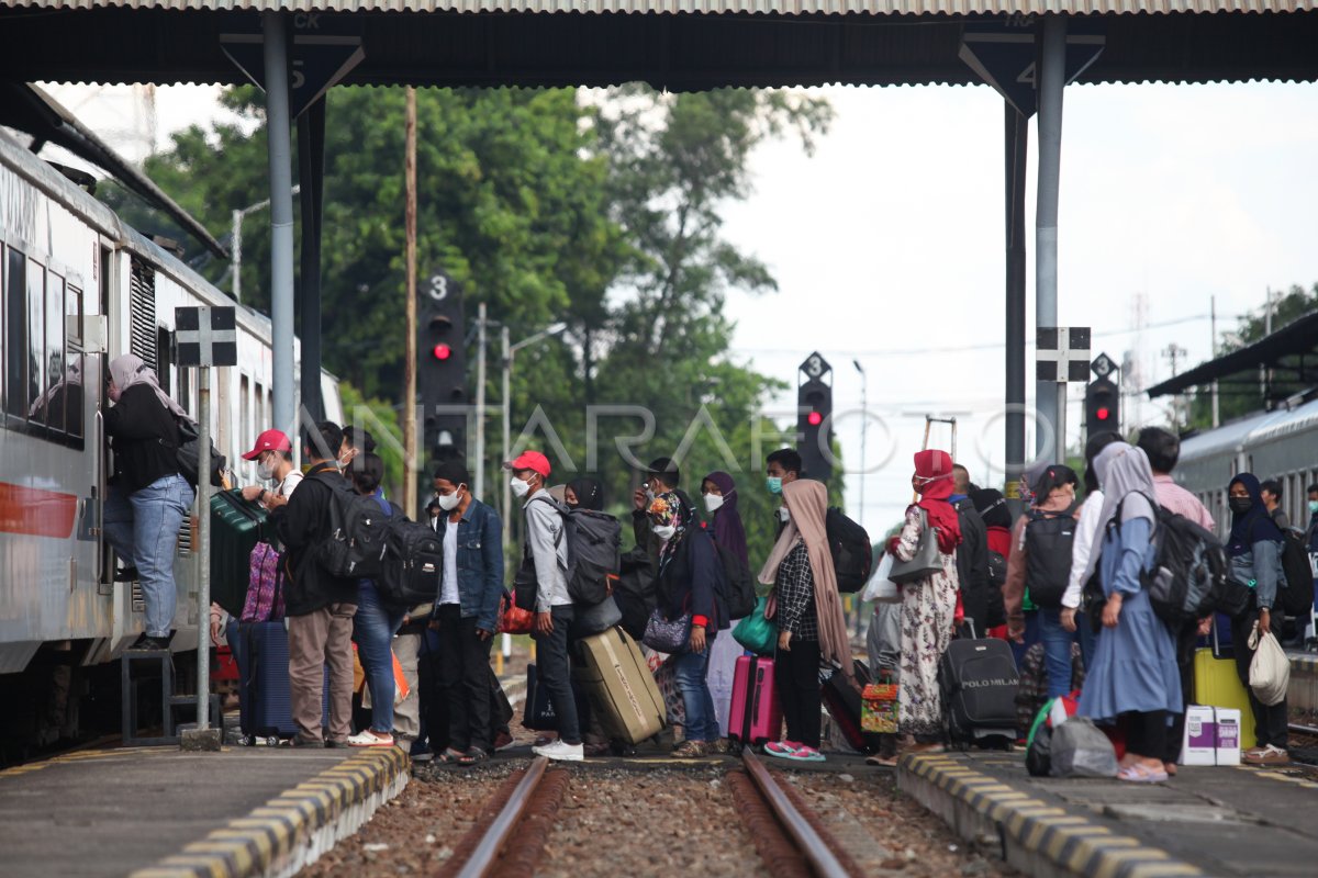 Arus Balik Penumpang Kereta Api Antara Foto