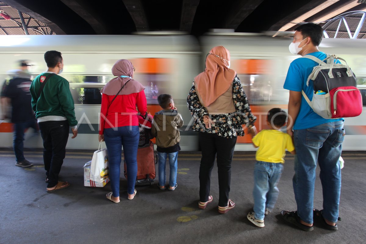 Arus Balik Penumpang Kereta Api Antara Foto