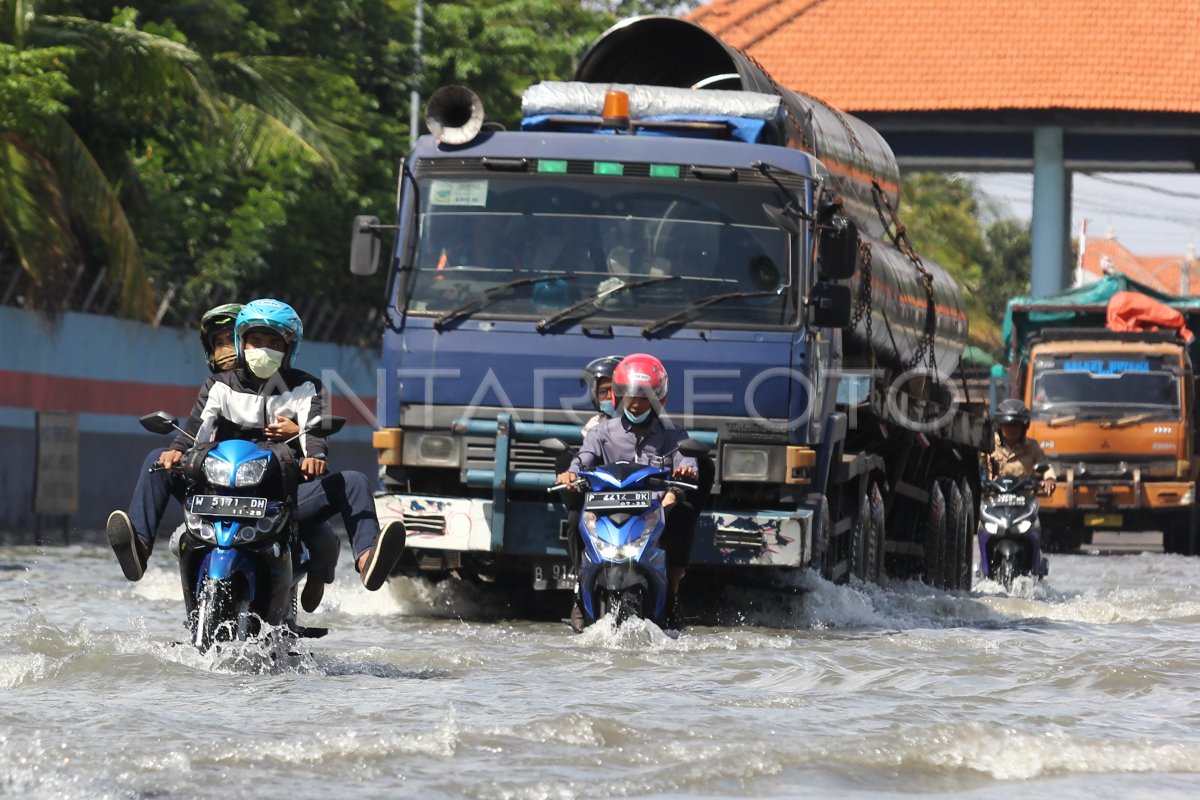 JALAN MENUJU PELABUHAN KALIMAS TERENDAM BANJIR ROB ANTARA Foto