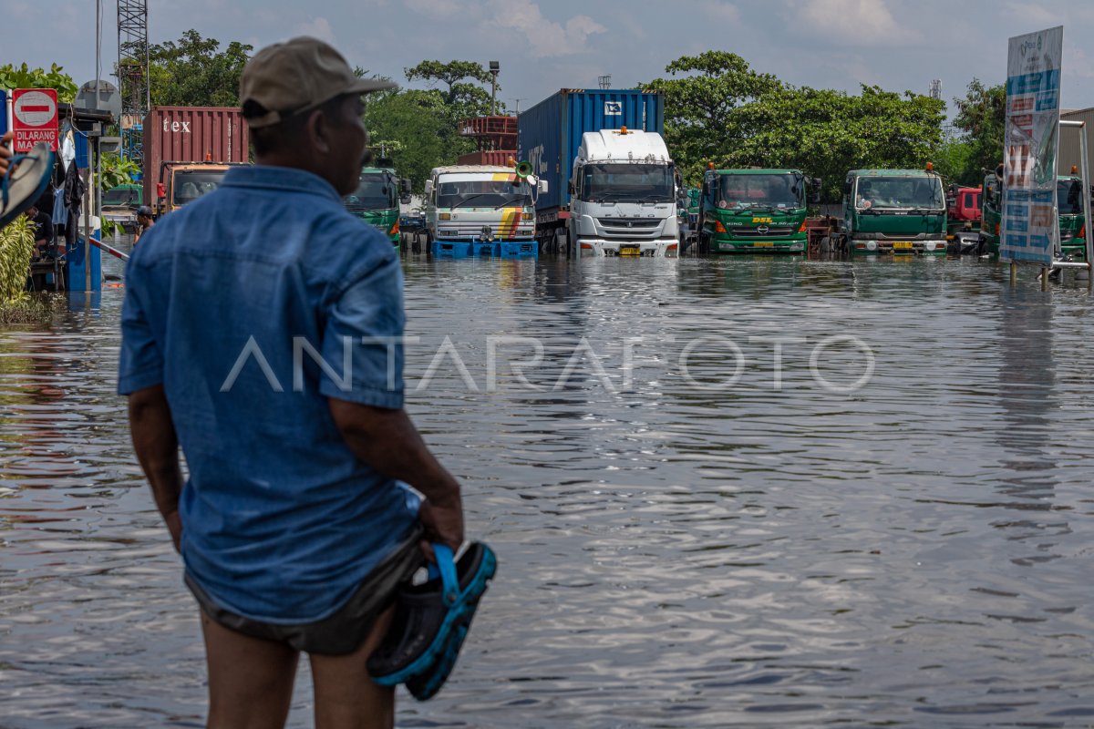 BANJIR ROB MASIH MERENDAM KAWASAN PELABUHAN TANJUNG EMAS SEMARANG