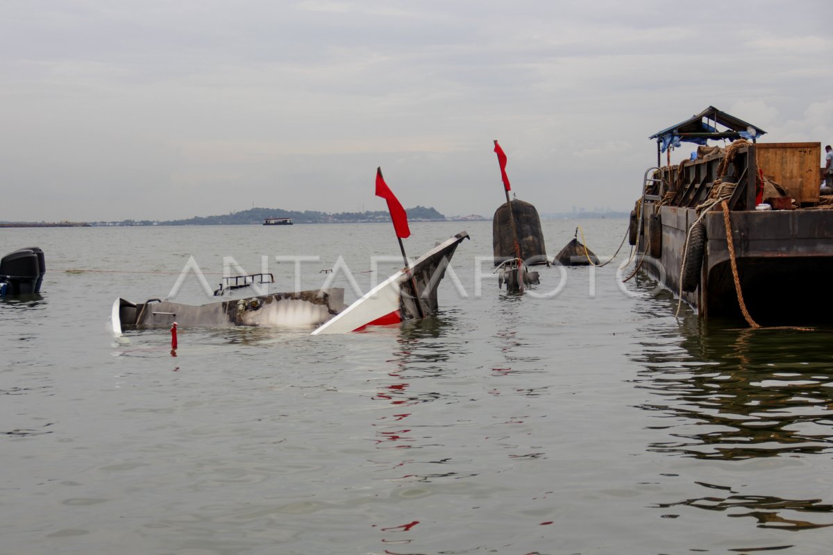 PENGANGKATAN BANGKAI KAPAL FERRY MV DUMAI LINE DI BATAM ANTARA Foto