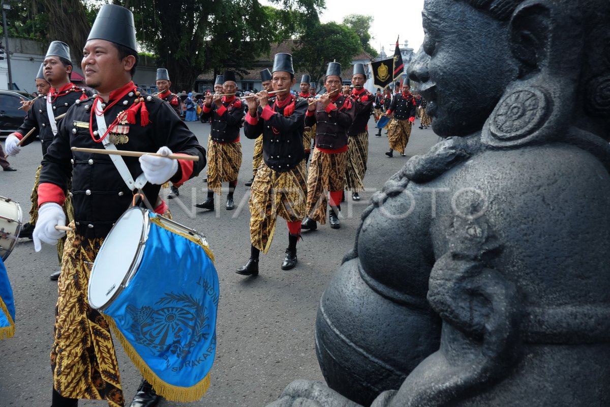 ATRAKSI PRAJURIT DEWAN ADAT KERATON SOLO ANTARA Foto