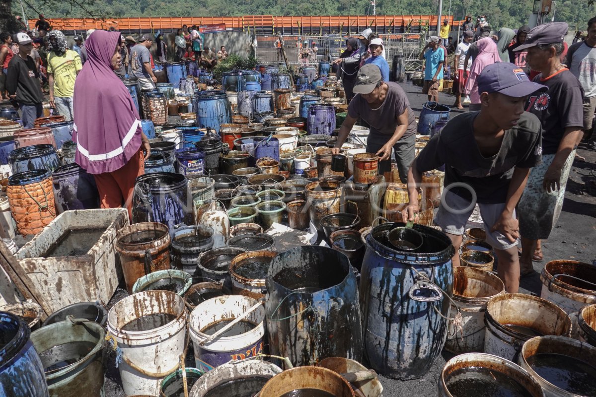 WARGA KUMPULKAN TUMPAHAN MINYAK DI CILACAP ANTARA Foto