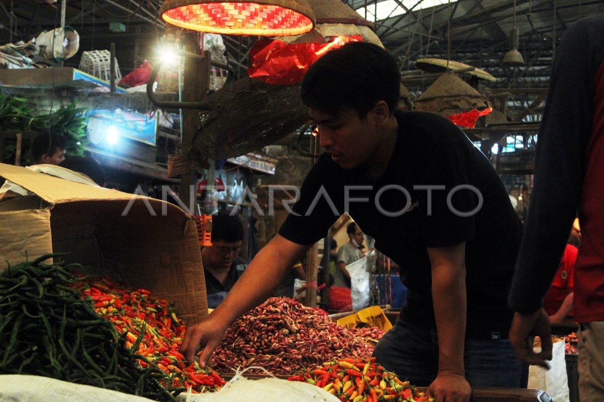 KENAIKAN HARGA BAHAN PANGAN DI PASAR INDUK KRAMAT JATI ANTARA Foto