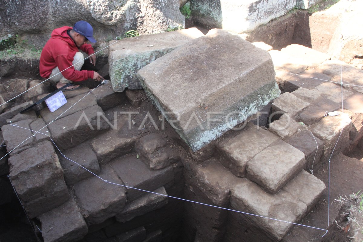 Penemuan Artefak Saat Ekskavasi Situs Dwarapala Antara Foto